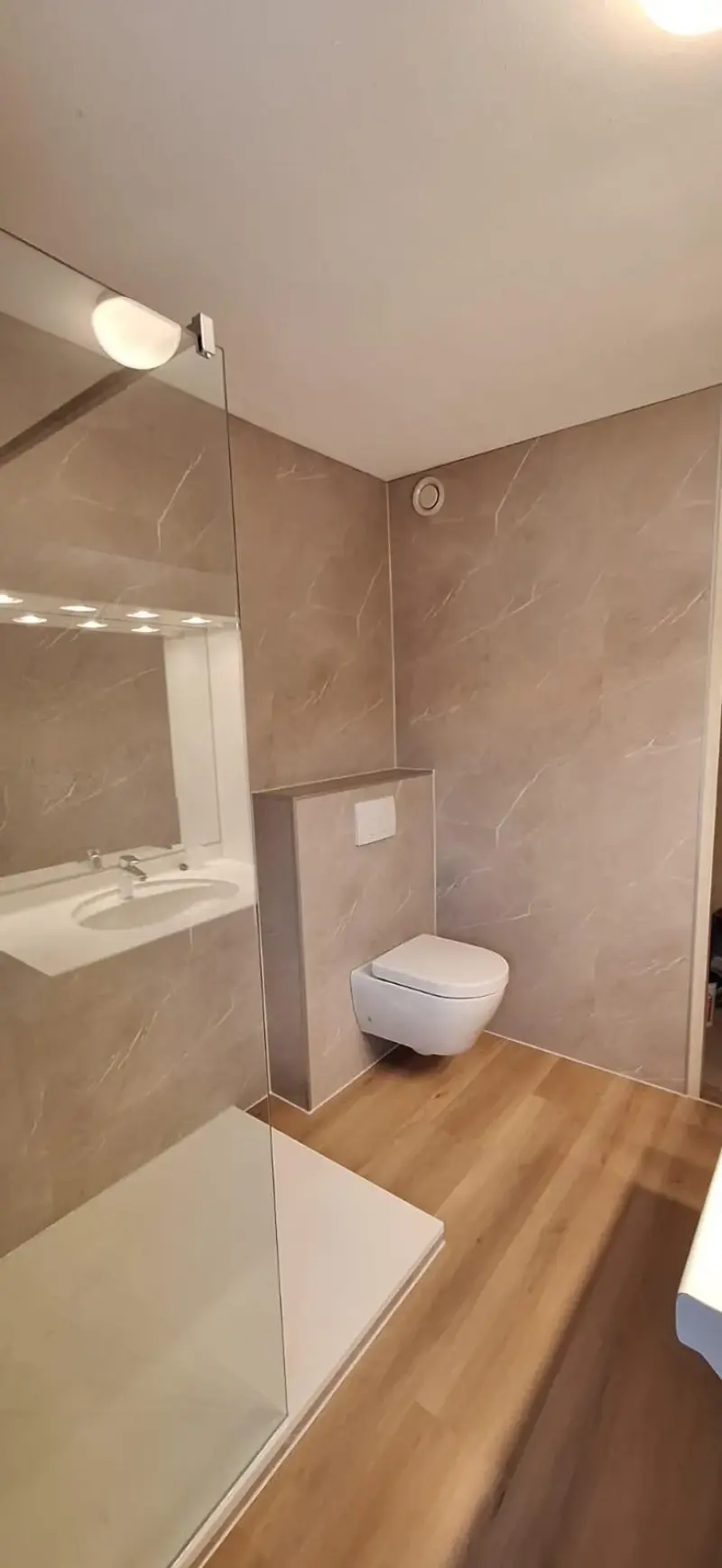 Stijlvolle badkamer met wandpanelen