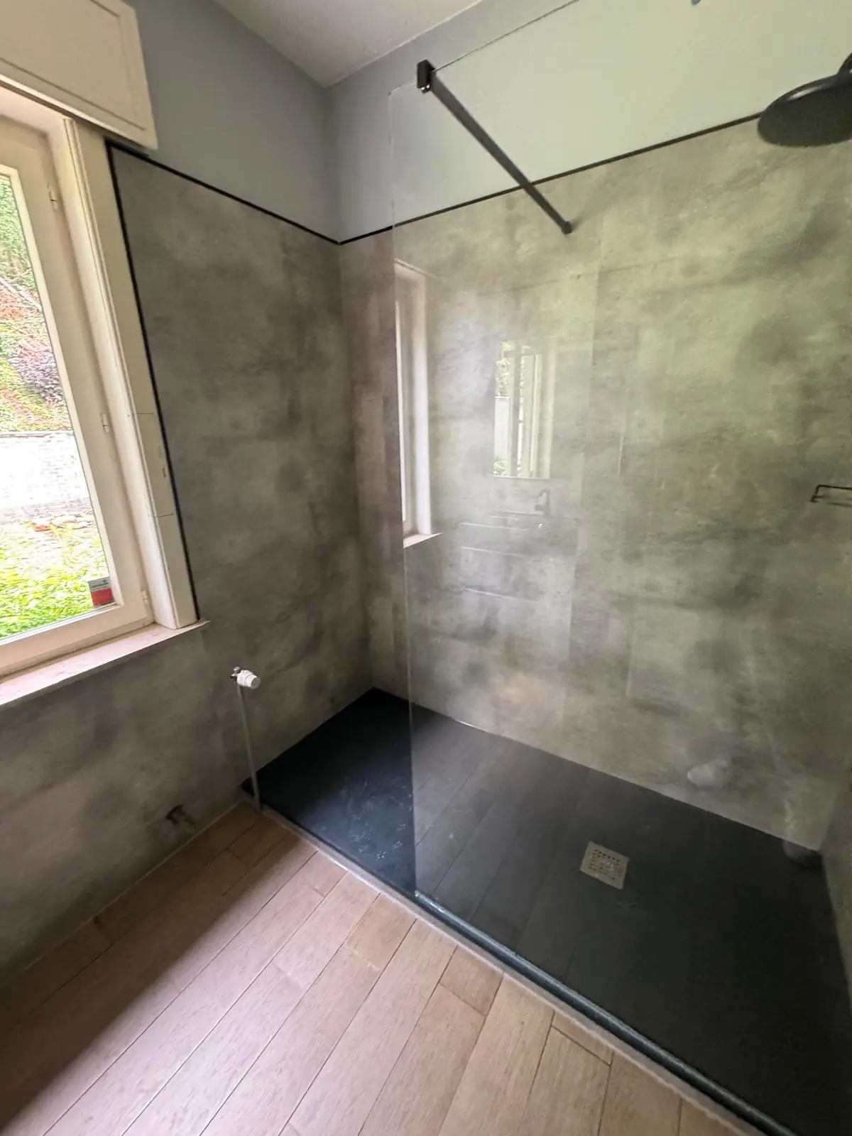 Voorbeeld: wandpanelen in een badkamer uit uitgevoerd werk