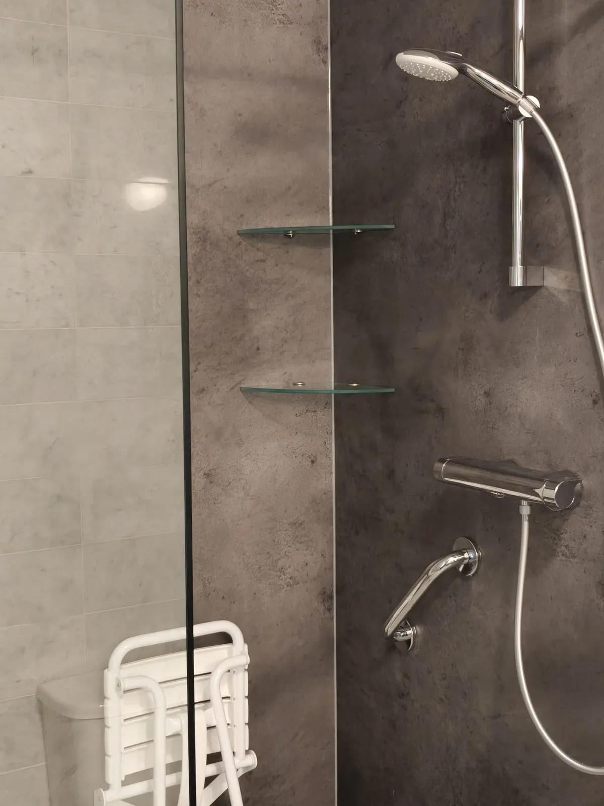 Voorbeeld: douche met beugel en zitje uit uitgevoerd werk