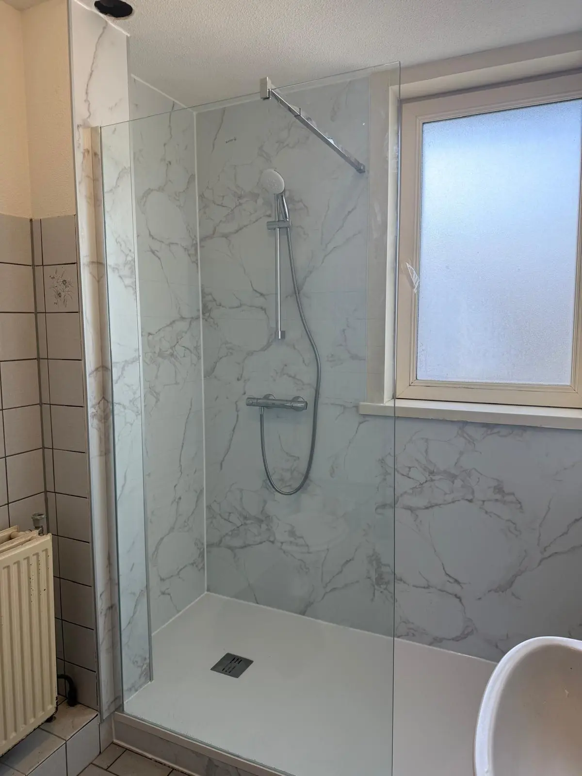 Drempelloze inloopdouche met glazen wand — voorbeeldproject SaniSafe