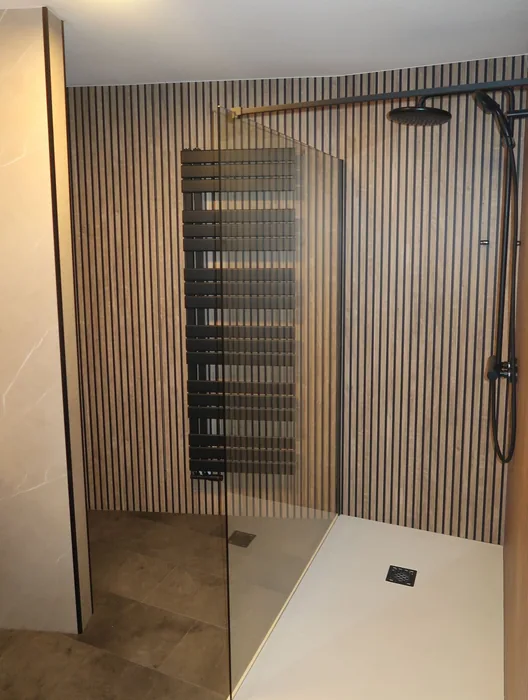 Inloopdouche met lamellenwand, zwarte radiator en zwarte regendouche