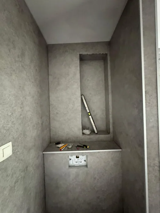 Voorzetwand voor hangtoilet met nis, bekleed met grijze stenen-look wandpanelen